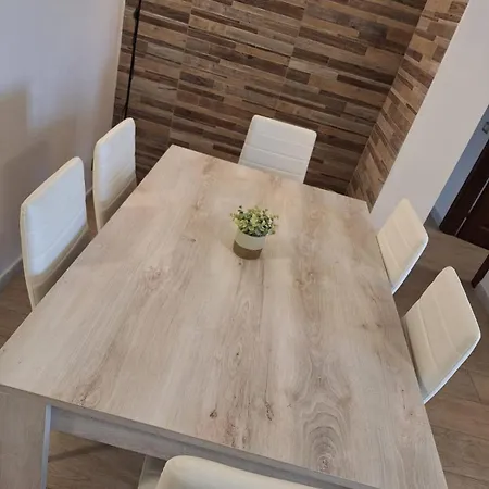 Iris Apartment *